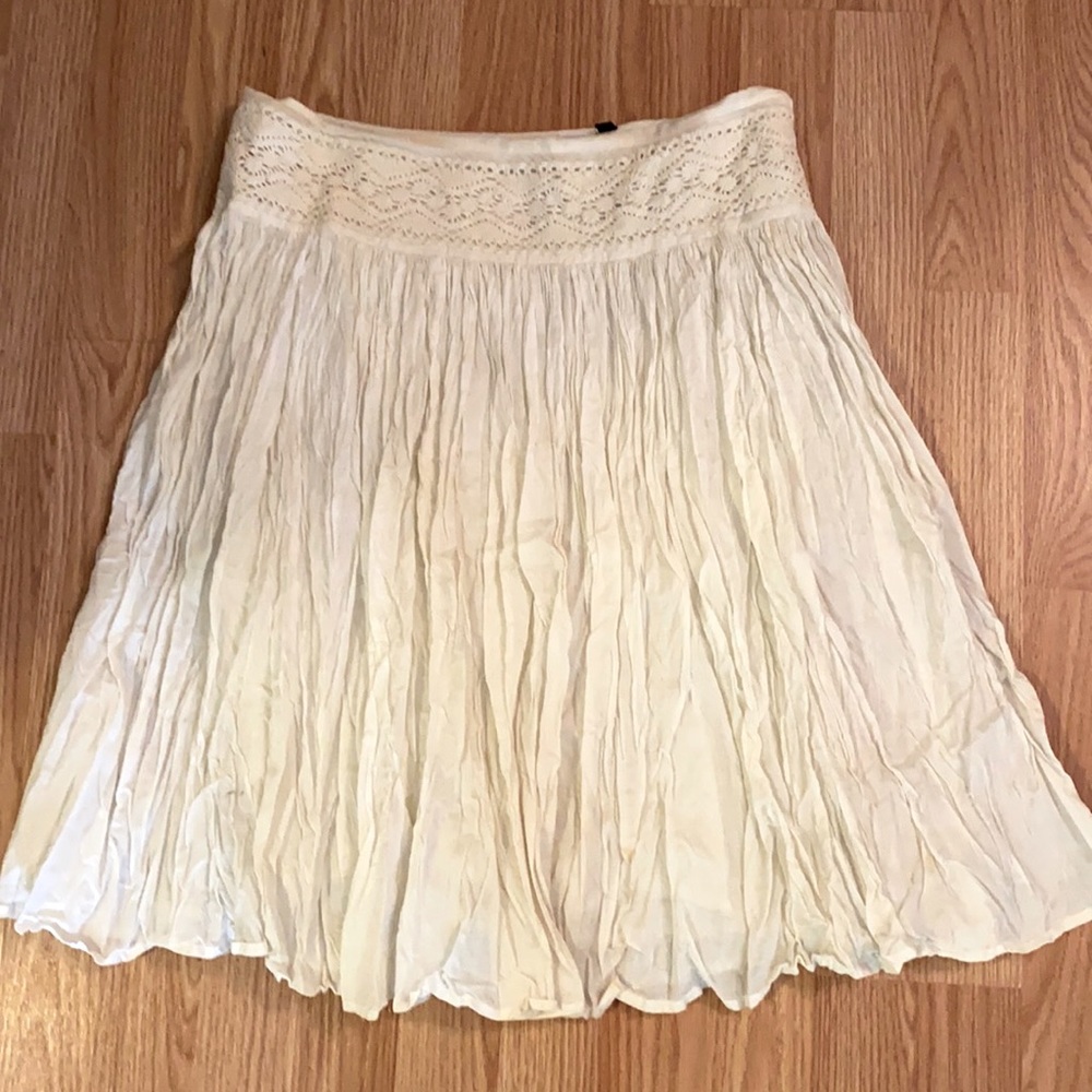 White crochet belt skirt. Crinkled look.